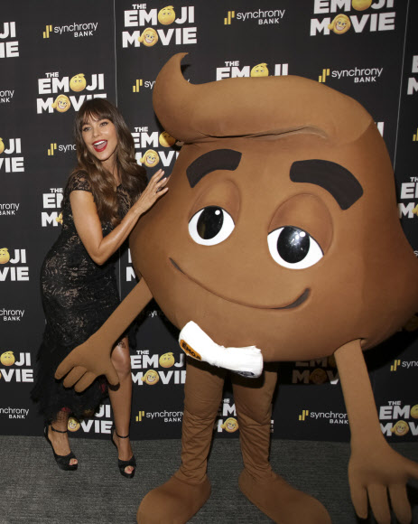 헐리우드 스타 소피아 베르가라가 23일(현지시간) 미국 뉴욕에서 열린 애니메이션 ‘이모티:더 무비(The Emoji Movie)’ 특별시사회에 참석해 포즈를 취하고 있다. AP 연합뉴스