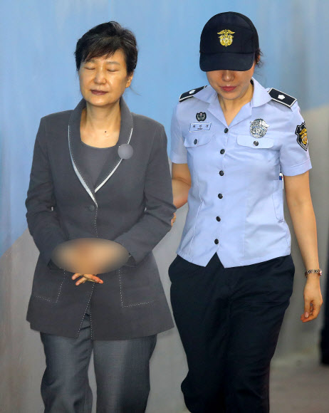 박근혜 전 대통령이 24일 오전 서울 서초동 서울중앙지법에서 열린 공판에 참석하기 위해 법원에 도착한 뒤 눈을 감은 채 법정으로 향하고 있다.  연합뉴스