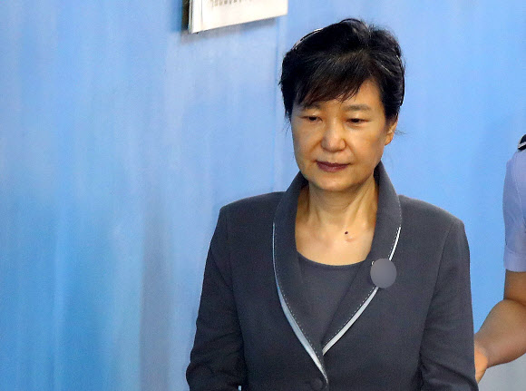 박근혜 전 대통령이 24일 오전 서울 서초동 서울중앙지법에서 열린 공판에 참석하기 위해 법원에 도착한 뒤 구치감으로 향하고 있다.   연합뉴스