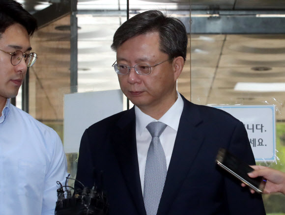청와대에서 발견된 박근혜 정부의 ’삼성 경영권 승계’ 관련 보고서를 작성하라고 지시한 의혹을 받는 우병우 전 민정수석이 24일 서초구 서울중앙지법에서 열린 자신의 속행 공판에 참석하고 있다.  연합뉴스