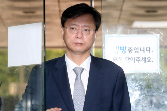 청와대에서 발견된 박근혜 정부의 ’삼성 경영권 승계’ 관련 보고서를 작성하라고 지시한 의혹을 받는 우병우 전 민정수석이 24일 서초구 서울중앙지법에서 열린 자신의 속행 공판에 참석하고 있다.  연합뉴스