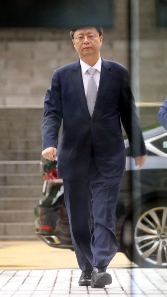 청와대에서 발견된 박근혜 정부의 ’삼성 경영권 승계’ 관련 보고서를 작성하라고 지시한 의혹을 받는 우병우 전 민정수석이 24일 서초구 서울중앙지법에서 열린 자신의 속행 공판에 참석하고 있다.  연합뉴스