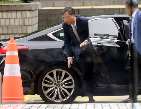 청와대에서 발견된 박근혜 정부의 ’삼성 경영권 승계’ 관련 보고서를 작성하라고 지시한 의혹을 받는 우병우 전 민정수석이 24일 서초구 서울중앙지법에서 열린 자신의 속행 공판에 참석하고 있다.  연합뉴스