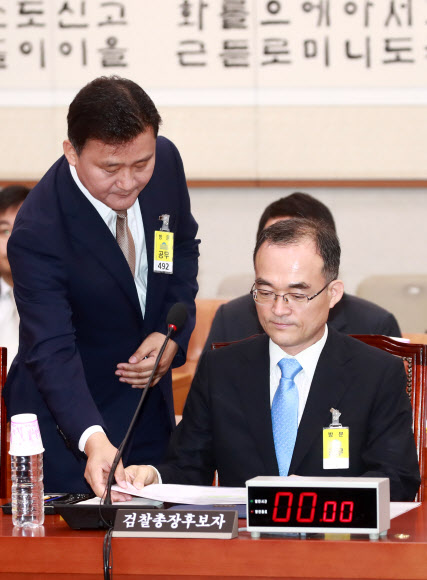 문무일 검찰총장 후보자가 24일 오전 국회 법제사법위원회에서 열린 인사청문회에 출석, 청문회 준비를 하고 있다. 연합뉴스