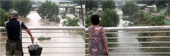 수도권 폭우가 그친 24일 오전 서울 은평구 불광천에서 시민들이 물이 빠진 하천을 바라보고 있다(오른족). 왼쪽은 전날 기습폭우로 하천 주변의 나무들이 물에 잠겨 있던 모습.  연합뉴스