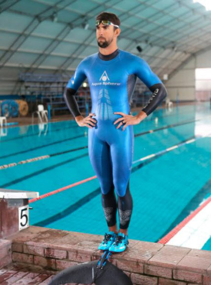 24일(한국시간) 디스커버리채널은 전 세계의 관심을 끈 ’펠프스 vs 상어’ 프로그램을 통해 결과를 공개했다. 사진은 특수 제작 수영복 ’모노핀’을 착용한 펠프스. 지느러미까지 달린 이 수영복은 펠프스의 속도를 두 배까지 높여주는 역할을 했다.  디스커버리채널 캡처=연합뉴스