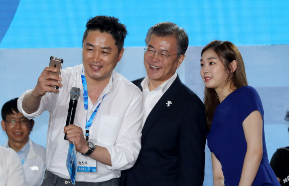 문재인 대통령이 24일 오후 평창 알펜시아 리조트에서 열린 ’G-200, 2018, 평창을 준비하는 사람들’ 평창 동계올림픽·패럴림픽 성공 다짐대회에 참석해 홍보대사인 김연아와 사회자인 정찬우와 기념촬영하고 있다.  연합뉴스