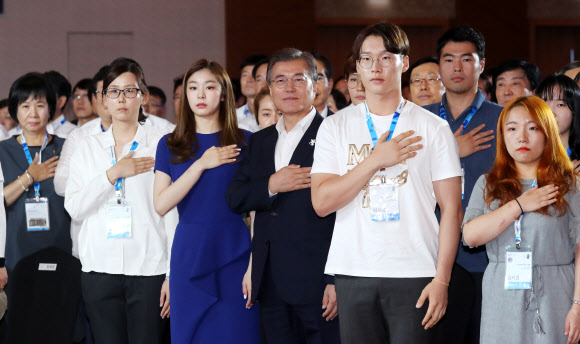 문재인 대통령이 24일 오후 평창 알펜시아 리조트에서 열린 ’G-200, 2018, 평창을 준비하는 사람들’ 평창 동계올림픽·패럴림픽 성공 다짐대회에 참석해 국기에 경례하고 있다.  손혜원 더불어민주당 의원(왼쪽부터), 김소희 평창조직위 베뉴담당관, 김연아 홍보대사, 문 대통령, 이상호 올림픽 출전선수(스노보드), 김서경 평창조직위 자원봉사자.  연합뉴스