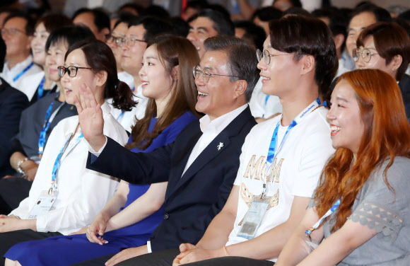 문재인 대통령이 24일 오후 평창 알펜시아 리조트에서 열린 ’G-200, 2018, 평창을 준비하는 사람들’ 평창 동계올림픽·패럴림픽 성공 다짐대회에 참석해 손 흔들고 있다.  김소희 평창조직위 베뉴담당관(왼쪽부터), 김연아 홍보대사, 문 대통령, 이상호 올림픽 출전선수(스노보드), 김서경 평창조직위 자원봉사자.  연합뉴스