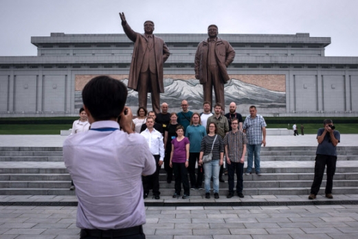김일성·김정일 동상앞에서 사진 찍는 관광객들