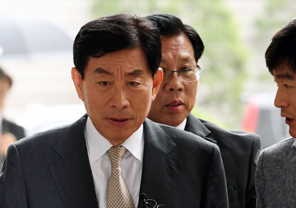 24일 원세훈 전 국정원장이 굳은 표정으로 서울 서초구 고등법원에 들어서고 있다. 이호정 전문기자 hojeong@seoul.co.kr