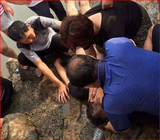 박성미 여수시 의회 의원이 지난 22일 광양시 성불계곡에서 60대 심정지 환자를 심폐소생술로 생명을 구하고 있다. 온라인커뮤니티