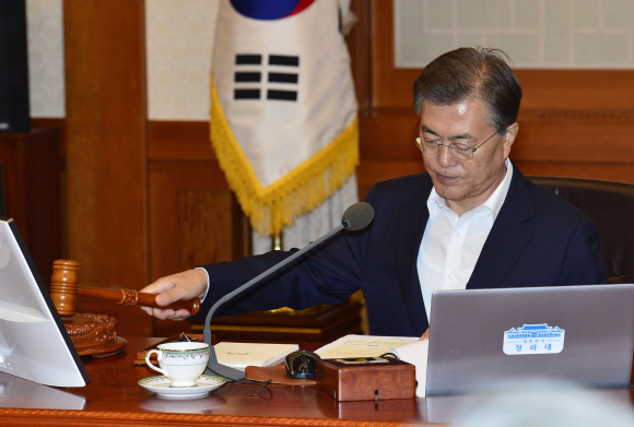 문재인 대통령이 25일 청와대에서 취임 후 세 번째로 국무회의를 주재하고 있다. 이번 국무회의는 처음으로 참석자가 전원 새 정부가 임명한 국무위원이다.  안주영 기자 jya@seoul.co.kr