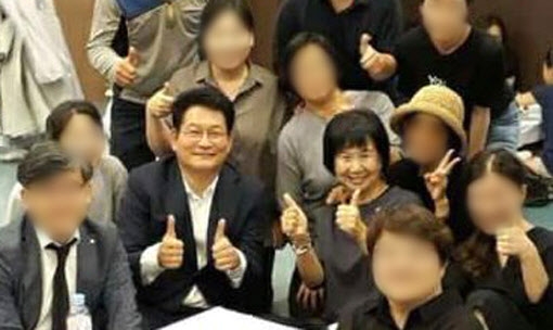 더불어민주당 송영길, 손혜원 의원(네번째)이 지난 24일 ’일본군 위안부’ 피해자인 고(故) 김군자 할머니의 빈소가 차려진 경기 성남 분당 차병원 장례식장에서 엄지손가락을 치켜세우고 밝은 표정으로 기념사진을 촬영해 25일 인터넷에서 논란이 되고 있다. <br>트위터 캡처=연합뉴스