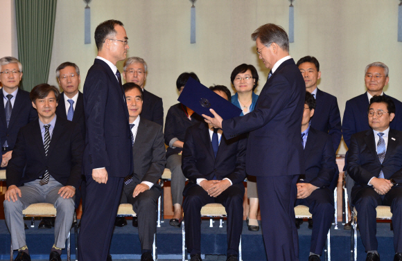 문재인 대통령이 25일 오후 청와대에서 문무일 검찰총장에게 임명장을 수여하고 있다.  안주영 기자 jya@seoul.co.kr
