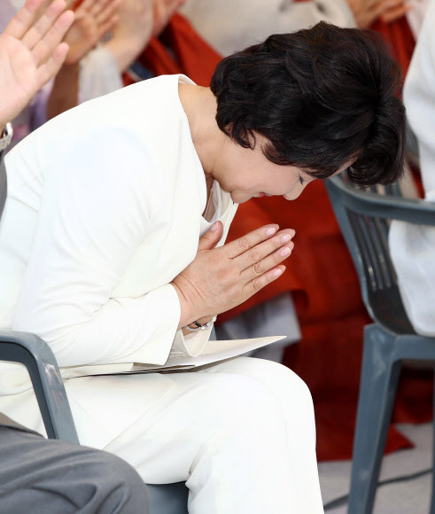 합장하는 김정숙 여사