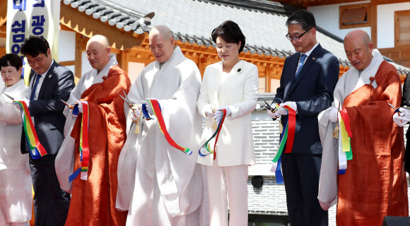 김정숙 여사, 전통문화체험관 준공식 참석