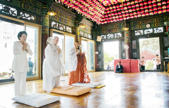 봉은사 찾아 예불하는 김정숙 여사