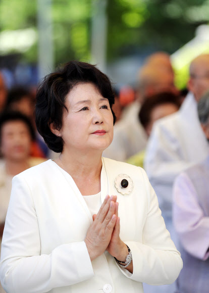 합장하는 김정숙 여사