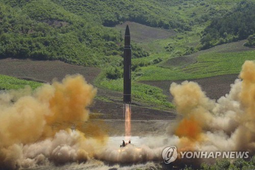북한의 ICBM급 ‘화성-14형’ 발사 장면. AP 연합뉴스