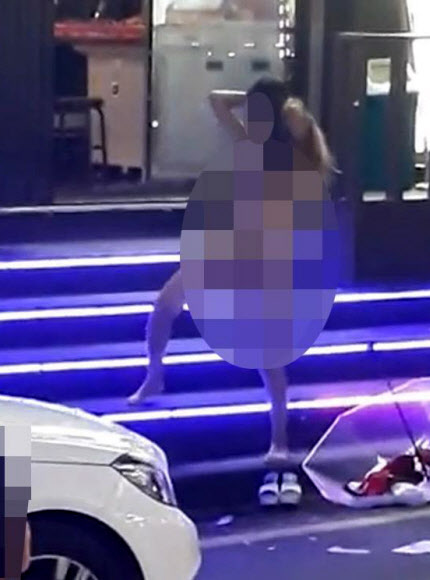 경기도 수원의 한 유흥가에서 젊은 여성이 20여 분간 옷을 안입은 채 춤을 추다가 홀연히 사라져 경찰이 수사에 나섰다. 유튜브 캡처=연합뉴스