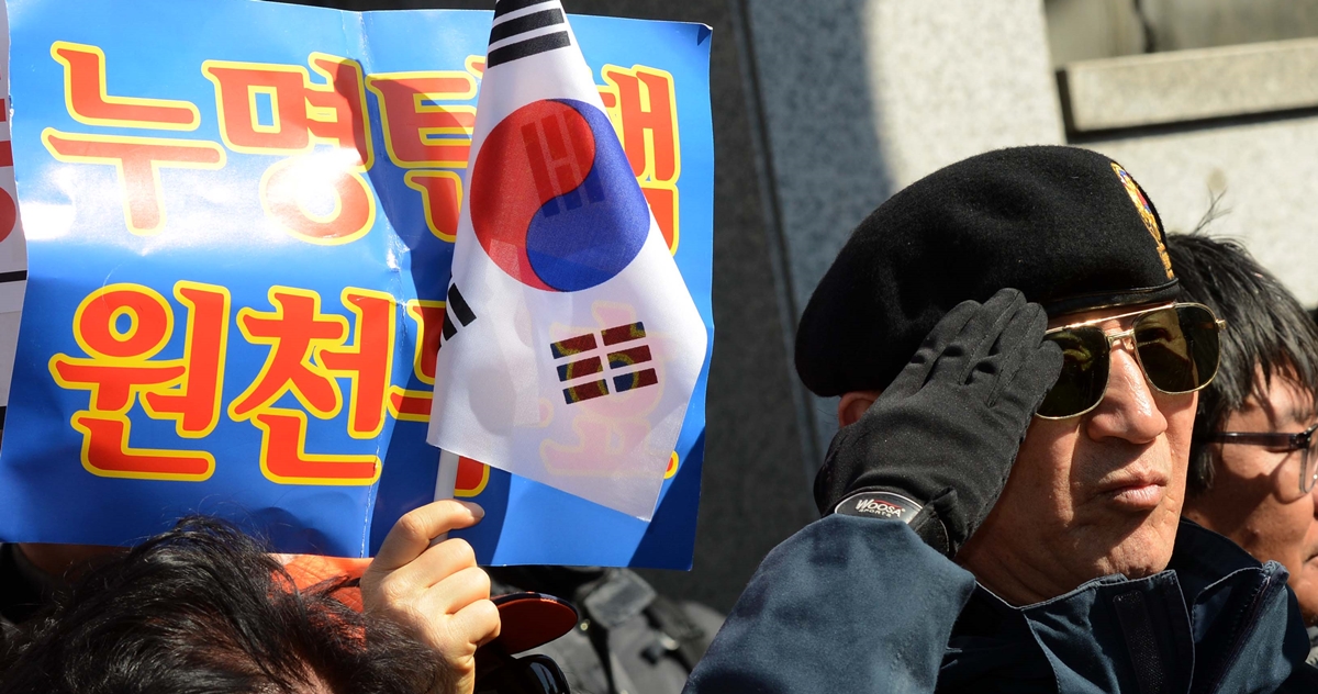 20일 서울 헌법재판소 앞에서 어버이연합 회원들이 탄핵반대 집회를 갖고 있다. 2017. 2.27  박지환 기자 popocar@seoul.co.kr