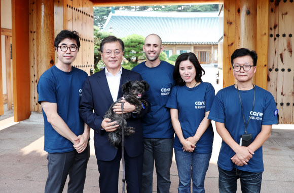 문재인 대통령이 26일 오후 청와대에서 유기견이었던 ‘토리’를 맞이하고 있다.