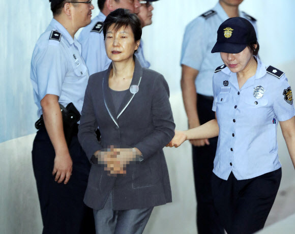 박근혜 전 대통령이 27일 서울 서초동 중앙지법에서 열린 43차 공판에 출석하고 있다.  연합뉴스