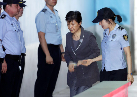 박근혜 전 대통령이 27일 서울 서초동 중앙지법에서 열린 43차 공판에 출석하고 있다.  연합뉴스