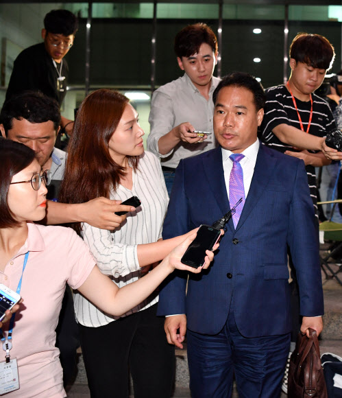 문재인 대통령 아들 준용씨에 대한 조작된 취업특혜 제보를 제대로 검증하지 않았다는 의혹으로 검찰에 참고인으로 소환된 국민의당 이용주 의원이 27일 오전 조사를 마친 뒤 서울 남부지검을 빠져 나가다 인터뷰를 하고 있다.  연합뉴스