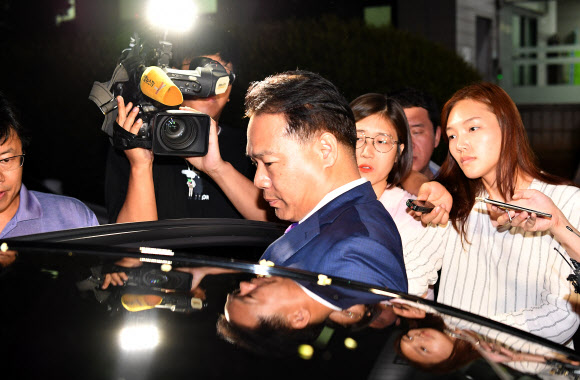 문재인 대통령 아들 준용씨에 대한 조작된 취업특혜 제보를 제대로 검증하지 않았다는 의혹으로 검찰에 참고인으로 소환된 국민의당 이용주 의원이 27일 오전 서울 남부지검에서 조사를 마친 뒤 차량에 탑승하고 있다.  연합뉴스