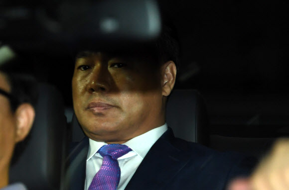 문재인 대통령 아들 준용씨에 대한 조작된 취업특혜 제보를 제대로 검증하지 않았다는 의혹으로 검찰에 참고인으로 소환된 국민의당 이용주 의원이 27일 오전 서울 남부지검에서 조사를 마친 뒤 귀가하고 있다.  연합뉴스