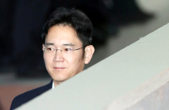 이재용 삼성전자 부회장이 27일 서울 서초구 서울중앙지방법원에서 열린 공판에 출석하고 있다.  연합뉴스