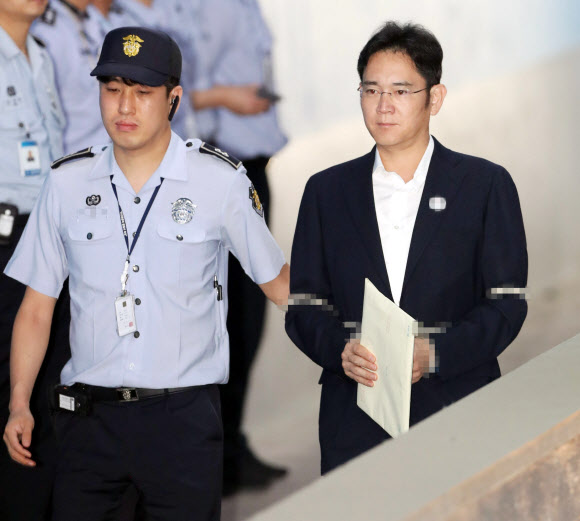이재용 삼성전자 부회장이 27일 서울 서초구 서울중앙지방법원에서 열린 공판에 출석하고 있다.  연합뉴스