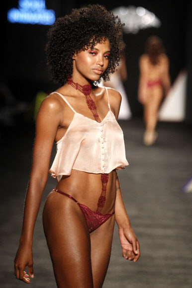 모델이 26일(현지시간) 콜롬비아 메데인에서 열리고 있는 콜롬비아모다 패션쇼중 브랜드 ‘Soul Intimates’의 란제리 제품을 선보이고 있다. EPA 연합뉴스