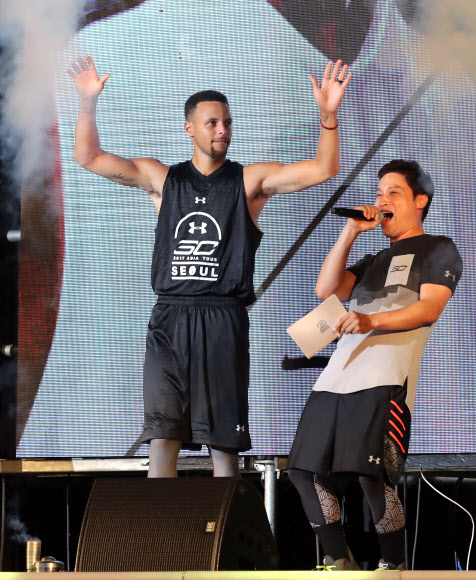 27일 서울 장충체육관에서 열린 ’언더아머-스테판 커리 라이브 인 서울’에서 스테판 커리가 한국 팬들과 인사하고 있다.  연합뉴스