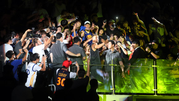 27일 서울 장충체육관에서 열린 ’언더아머-스테판 커리 라이브 인 서울’행사에서 스테판 커리가 관중석에서 팬들과 기념사진을 촬영하고 있다.   연합뉴스