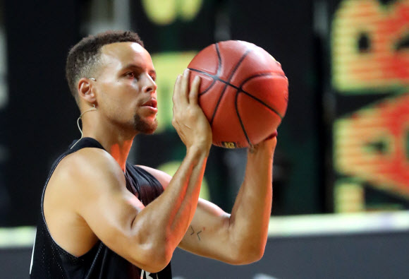 27일 서울 장충체육관에서 열린 ’언더아머-스테판 커리 라이브 인 서울’행사에서 스테판 커리가 3점 슛 성공 기부 퍼포먼스에 참여하고 있다.   연합뉴스