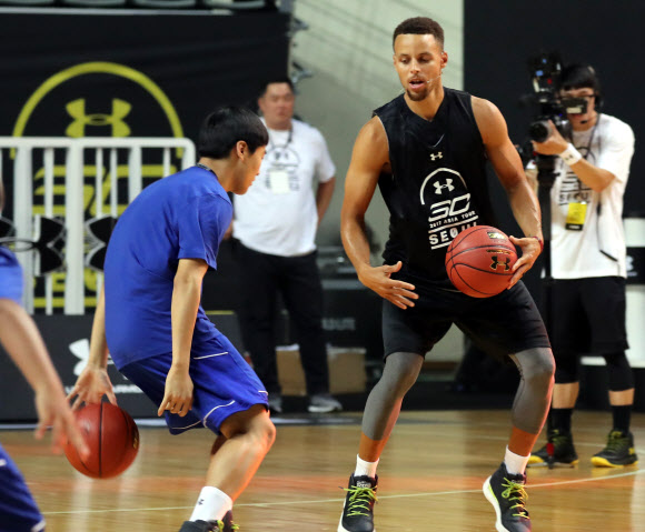 27일 서울 장충체육관에서 열린 ’언더아머-스테판 커리 라이브 인 서울’행사에서 스테판 커리가 유소년 선수들을 지도하고 있다.   연합뉴스