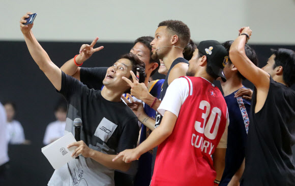 27일 서울 장충체육관에서 열린 ’언더아머-스테판 커리 라이브 인 서울’행사에서 사회자로 나선 송중근씨가 스테판 커리와 셀카를 찍고 있다.    연합뉴스