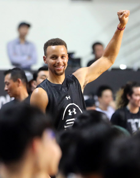 27일 서울 장충체육관에서 열린 ’언더아머-스테판 커리 라이브 인 서울’행사에서 스테판 커리가 한국 팬들과 즐거운 시간을 보내고 있다.  연합뉴스