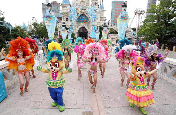 27일 서울 송파구 롯데월드 매직아일랜드에서 브라질 삼바와 카포에라 연기자들이 정열적인 퍼포먼스를 선보이고 있다. 롯데월드 어드벤처는 오는 8월 27일까지 여름시즌 축제 ’쿨 워터&핫 삼바’를 펼친다.  연합뉴스