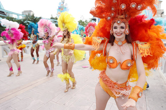 27일 서울 송파구 롯데월드 매직아일랜드에서 브라질 삼바와 카포에라 연기자들이 정열적인 퍼포먼스를 선보이고 있다. 롯데월드 어드벤처는 오는 8월 27일까지 여름시즌 축제 ’쿨 워터&핫 삼바’를 펼친다.  연합뉴스