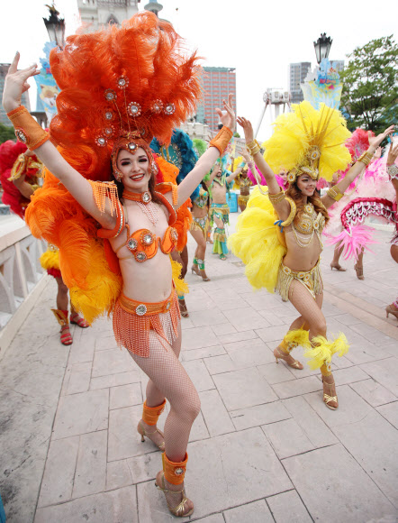 27일 서울 송파구 롯데월드 매직아일랜드에서 브라질 삼바와 카포에라 연기자들이 정열적인 퍼포먼스를 선보이고 있다. 롯데월드 어드벤처는 오는 8월 27일까지 여름시즌 축제 ’쿨 워터&핫 삼바’를 펼친다.  연합뉴스