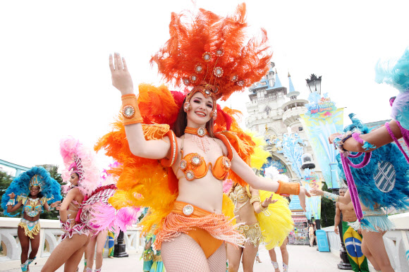 27일 서울 송파구 롯데월드 매직아일랜드에서 브라질 삼바와 카포에라 연기자들이 정열적인 퍼포먼스를 선보이고 있다. 롯데월드 어드벤처는 오는 8월 27일까지 여름시즌 축제 ’쿨 워터&핫 삼바’를 펼친다.  연합뉴스