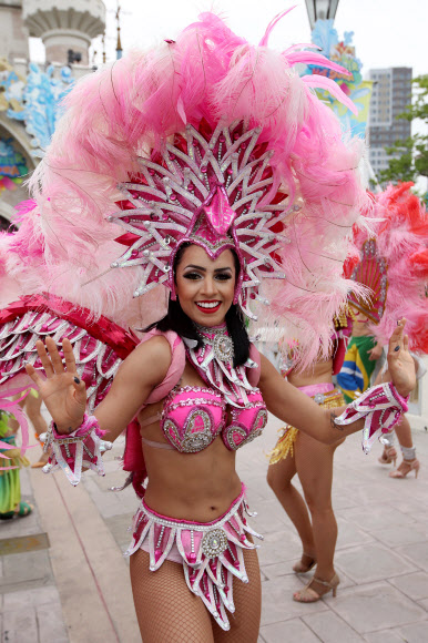 27일 서울 송파구 롯데월드 매직아일랜드에서 브라질 삼바와 카포에라 연기자들이 정열적인 삼바 댄스를 선보이고 있다. 롯데월드 어드벤처는 오는 8월 27일까지 여름시즌 축제 ’쿨 워터&핫 삼바’를 펼친다.  연합뉴스