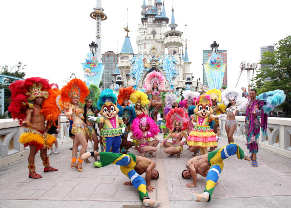 27일 서울 송파구 롯데월드 매직아일랜드에서 브라질 삼바와 카포에라 연기자들이 정열적인 퍼포먼스를 선보이고 있다. 롯데월드 어드벤처는 오는 8월 27일까지 여름시즌 축제 ’쿨 워터&핫 삼바’를 펼친다.  연합뉴스