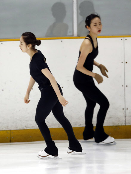 최다빈(왼쪽)과 김나현이 27일 오전 서울 양천구 목동아이스링크에서 열린 ’KB금융 피겨스케이팅 코리아챌린지’ 미디어데이에서 훈련을 하고 있다.  연합뉴스
