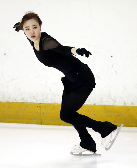 박소연(단국대)이 27일 오전 서울 양천구 목동아이스링크에서 열린 ’KB금융 피겨스케이팅 코리아챌린지’ 미디어데이에서 훈련을 하고 있다.  연합뉴스