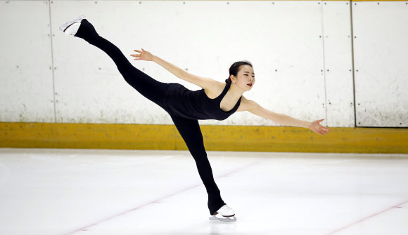 김나현(과천고)이 27일 오전 서울 양천구 목동아이스링크에서 열린 ’KB금융 피겨스케이팅 코리아챌린지’ 미디어데이에서 훈련을 하고 있다.  연합뉴스